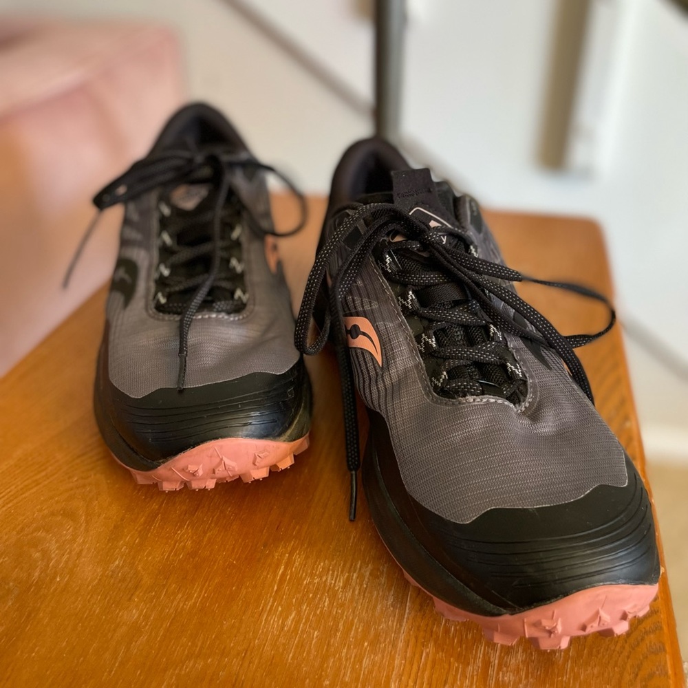 Black & pink Saucony tennis shoes